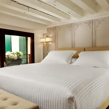 Apartment Swan Dolcevita Prestige - Canal View & Exclusive Experience Venice